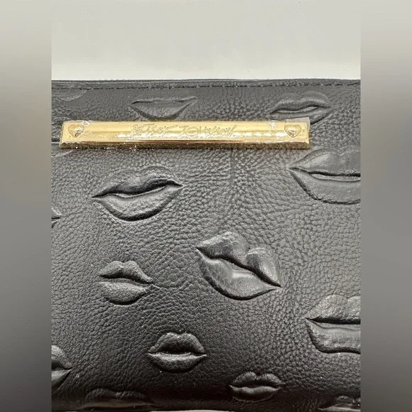 NWOT Betsey Johnson Embossed Lips Print Black Wallet Wristlet - Picture 3 of 5